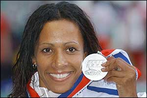 Britain's Kelly Holmes picks up her 800m silver medal 