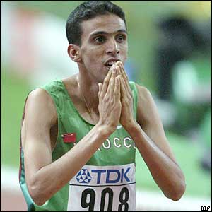 Morocco's Hicham El Guerrouj wins his fourth straight world 1500m title