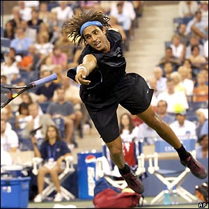 James Blake dives for a volley against Mariano Zabaleta