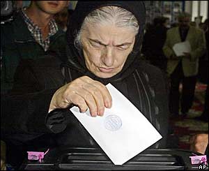 Elderly woman votes in Baku