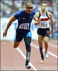 Marlon Shirley takes gold in the men's 200m amputee final