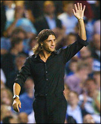 Hernan Crespo waves to fans at Stamford Bridge after completing his move from Inter