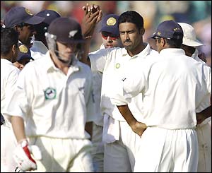 Lou Vincent leaves the pitch after being dismissed by Anil Kumble