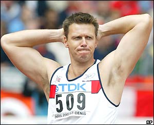 Steve Backley holds his head after failing to qualify for the last three throws in the javelin final