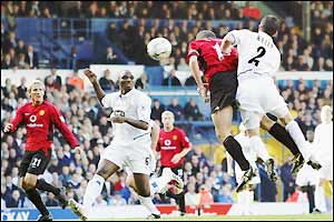 Roy Keane scores the winning goal