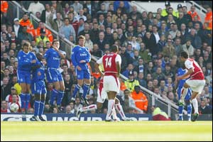 Arsenal's Edu gets a vital breakthrough with an early goal for the home side