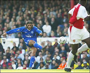 Hernan Crespo scores the equaliser for Chelsea