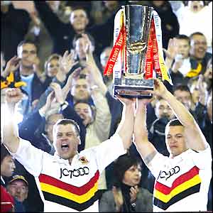 James Lowes and Robbie Paul lift the Super League trophy