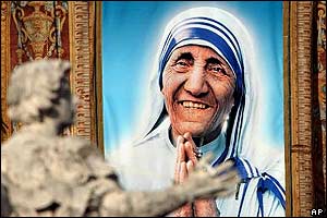 Tapestry behind statue in St Peter's Square