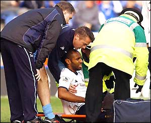 Kanoute carried off after a Izzet tackle