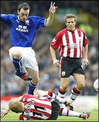 McFadden troubles the Southampton defence