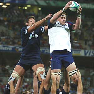 Nathan Hines is beaten to the ball in the line-out by the USA's Alec Parker