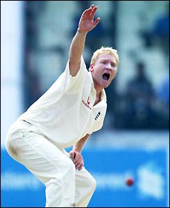 Gareth Batty appeals unsuccessfully for an lbw decision