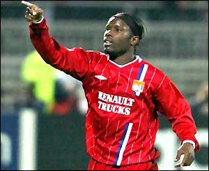 Peguy Luyindula celebrates his goal for Lyon