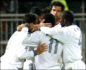 Bayern Munich players celebrate Roy Makaay's goal