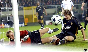 Stansilav Varga misses from four yards out