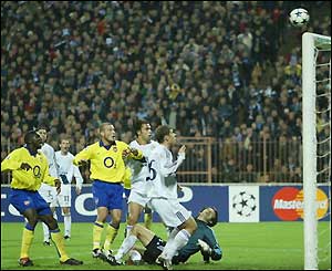 Kolo Toure's shot hits the bar from six yards out in the dying seconds