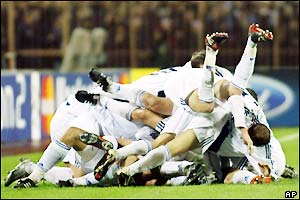 The Dynamo Kiev side celebrate their second
