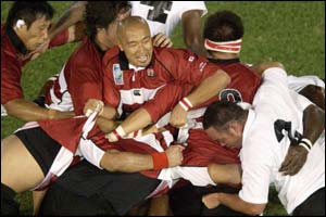 Both sides struggle to retrieve the ball from a maul