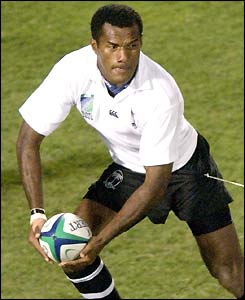 Epeli Ruivadra pass the ball inside