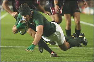Joe van Niekerk dives over for South Africa's third try of the match