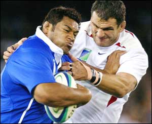 Samoa's Kas Lealamanu'a and England captain tussle for the ball