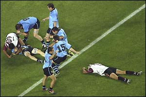 Nicolas Brignoni (centre) scores his side's third try
