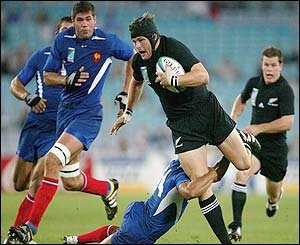 New Zealand's Richie McCaw takes on the French defence
