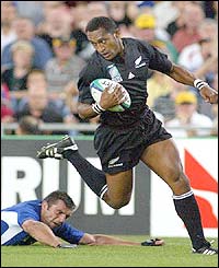 Joe Rokocoko scores a try