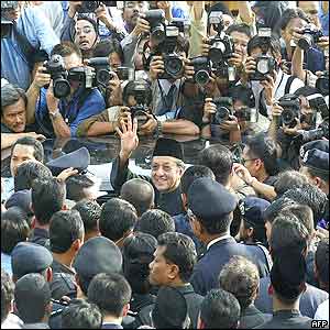 Dr Mahathir Mohamad waves to supporters