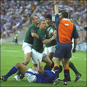 Jorrie Muller celebrates after scoring South Africa's second try