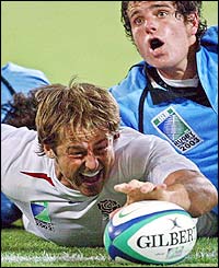  Andy Gomarsall scores England's sixth try