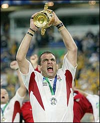 Martin Johnson lifts the Webb Ellis trophy