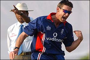 shley Giles traps Khaled Mahmud lbw for 4