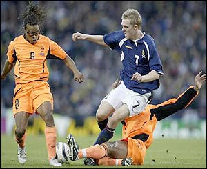 Holland's Edgar Davids and Giovanni van Bronckhorst tackle Darren Fletcher