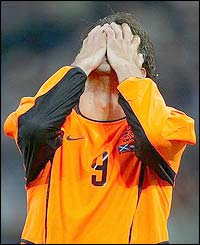 Ruud van Nistelrooy holds his head in his hands after missing a chance