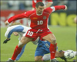Gary Speed evades a challenge from Russia's Dmitry Bulykin