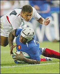 Serge Betsen scores a try for France