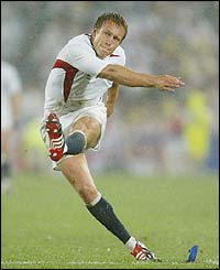 Jonny Wilkinson scores a penalty