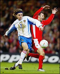 Giggs is dispossessed by Russia's Vadim Evseev 