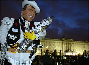 Effigy of President Bush outside Buckingham Palace