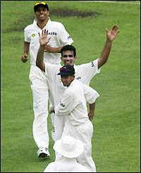 Khan dismisses Ricky Ponting