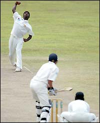 Murali bowls to England's Paul Collingwood