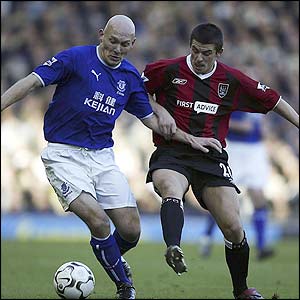 Everton's Thomas Gravesen shields the ball from Joey Barton