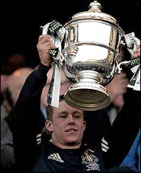 Wilkinson lifts the Tetley's Bitter Cup at Twickenham in 2001