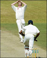 Sri Lanka's Dinusha Fernando makes a run