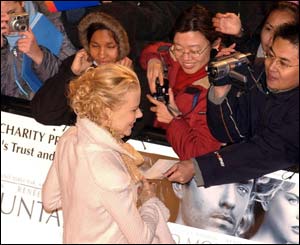 Nicole Kidman signing autographs