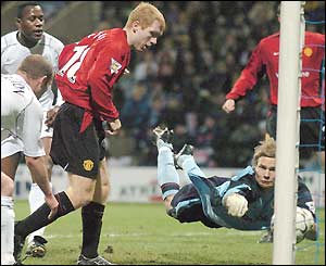 Paul Scholes puts the ball past Bolton keeper Jussi Jaaskelainen to break the deadlock