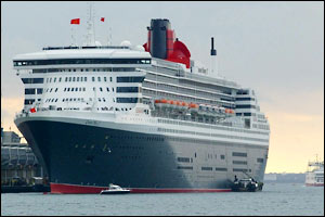 Queen Mary 2 in dock
