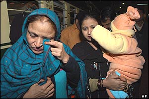 Indian woman boarding the Samjhauta Express in Lahore